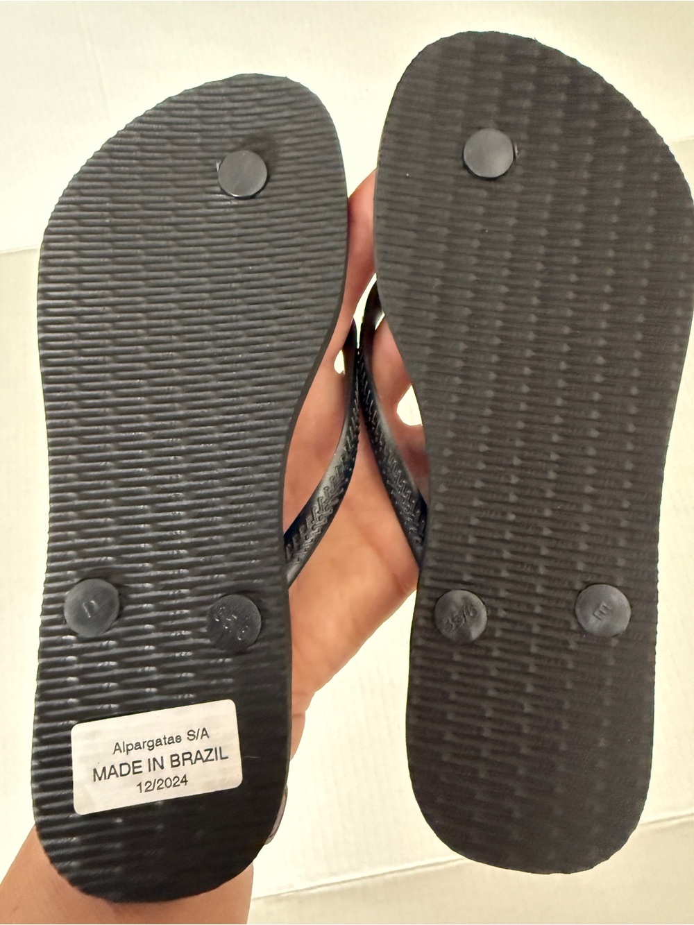 Havaianas Flip Flops Black With Floral Footbed Women’s Sandals Size 6 NWOB - Picture 5 of 5